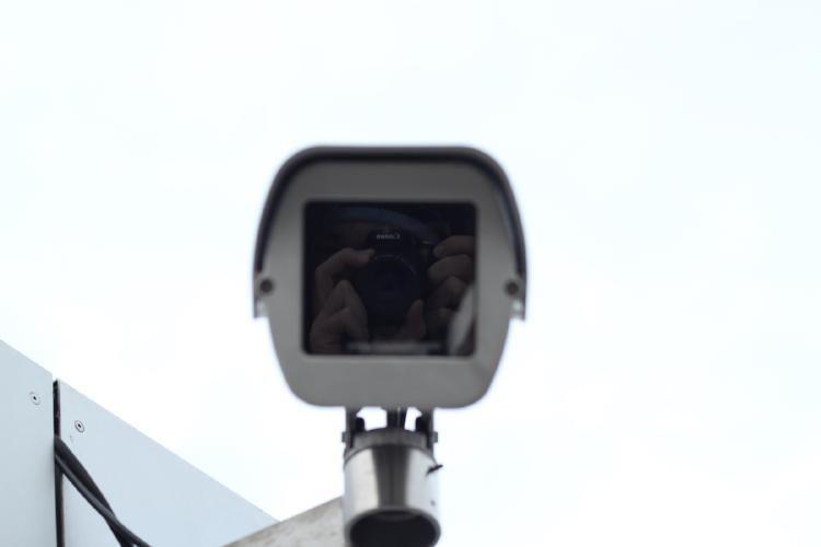 Eine Überwachungskamera in der ich mich spiegelte.