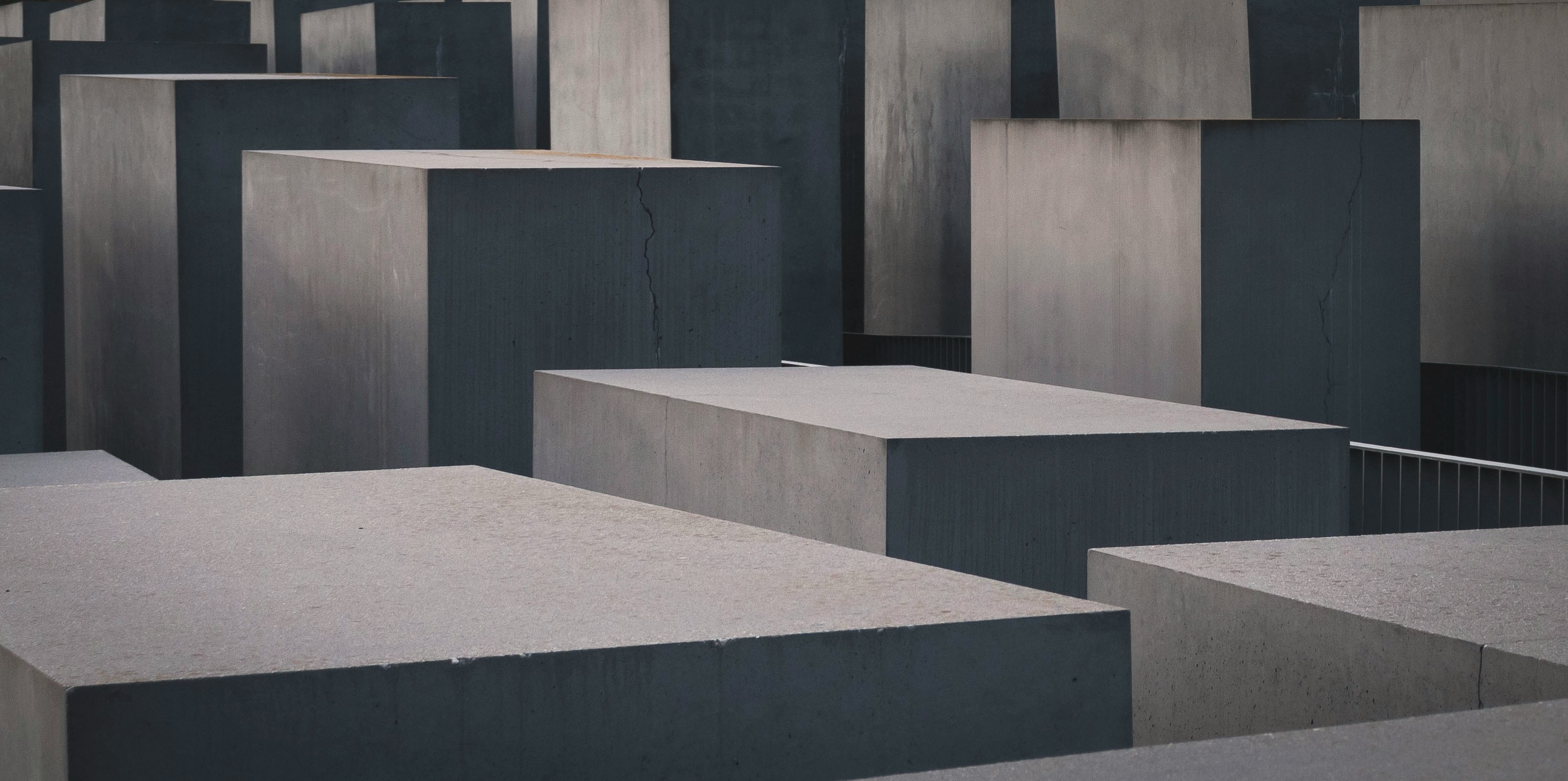 Holocaust-Mahnmal Berlin. Zu sehen ist eine Nahaufnahme der rechteckigen Beton-Pfeiler.